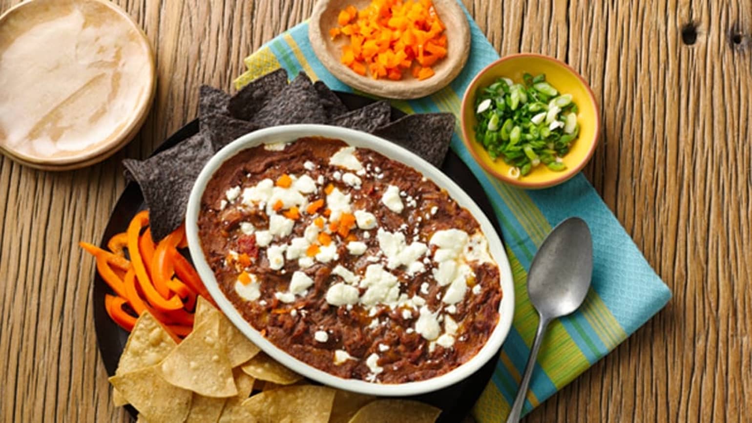 Ostedipp med refried black beans Old El Paso